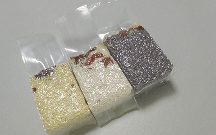 真空包裝袋為增加其性能通常采用多種材質(zhì)復(fù)合而成，常見的復(fù)合方法有：干法復(fù)合、擠出復(fù)合、共擠出復(fù)合、無溶劑復(fù)合、涂布復(fù)合、蒸鍍復(fù)合、熱熔膠復(fù)合等。其中干法復(fù)合是國(guó)內(nèi)復(fù)合真空包裝袋材料生產(chǎn)中應(yīng)用較為廣泛的，那么，真空包裝袋為什么大多采用干法復(fù)合？