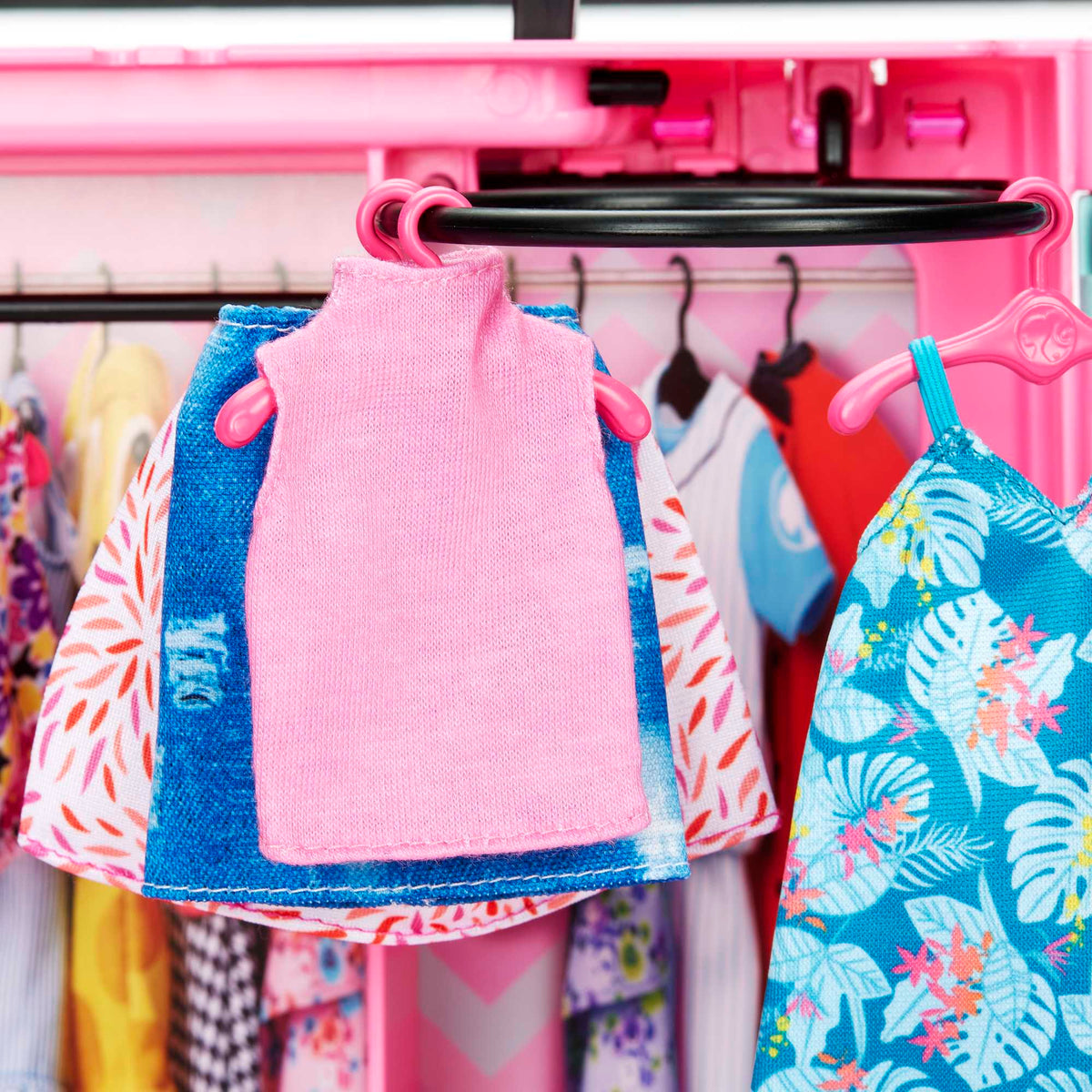 Barbie Coffret de Jeu Armoire Mode, 3 Tenues, Accessoires, 3-8 Ans